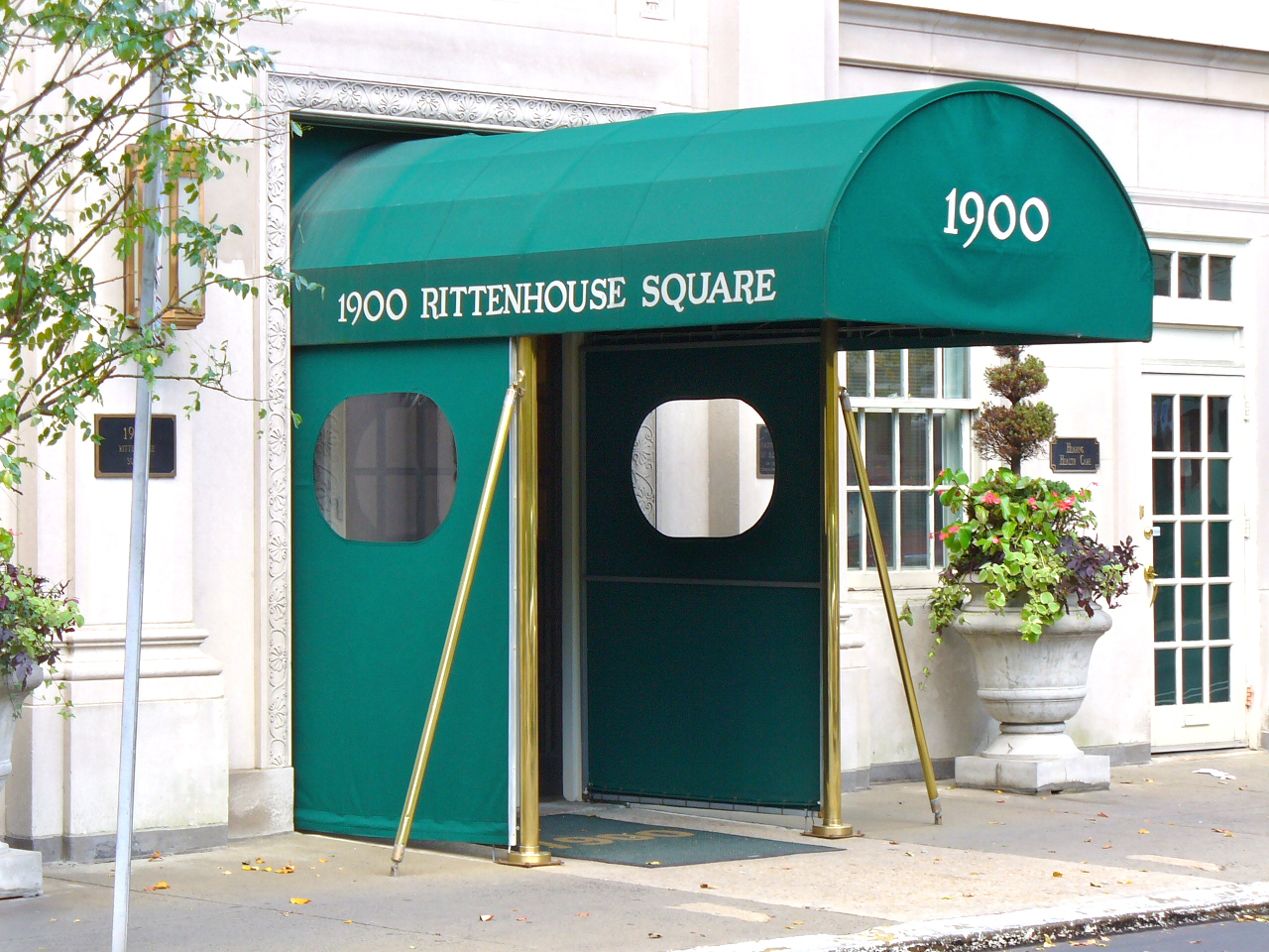 1900 Rittenhouse Square entrance condos